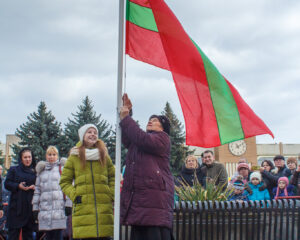 В 11-00 на центральной площади Победы под гимны ПМР и Рыбницы состоялось торжественное поднятие флагов республики и города.