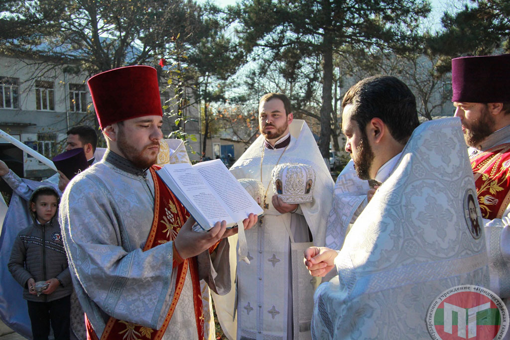 Праздничный день для жителей молдавской части города Слободзея по традиции начался с божественной литургии в храме Архангела Михаила