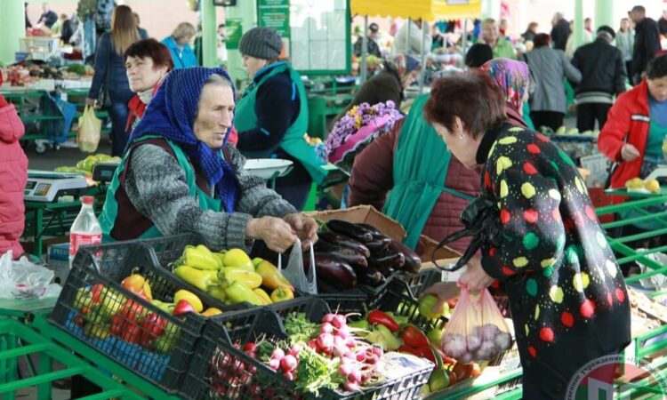 К слову, нет ничего проще в Тирасполе, чем добраться до Зеленого рынка. Практически у всех видов общественного транспорта приднестровской столицы одной из остановок значится Зеленый рынок, а остальные маршруты движения проходят в непосредственной близости от него