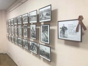 С фотографий герои глядят…